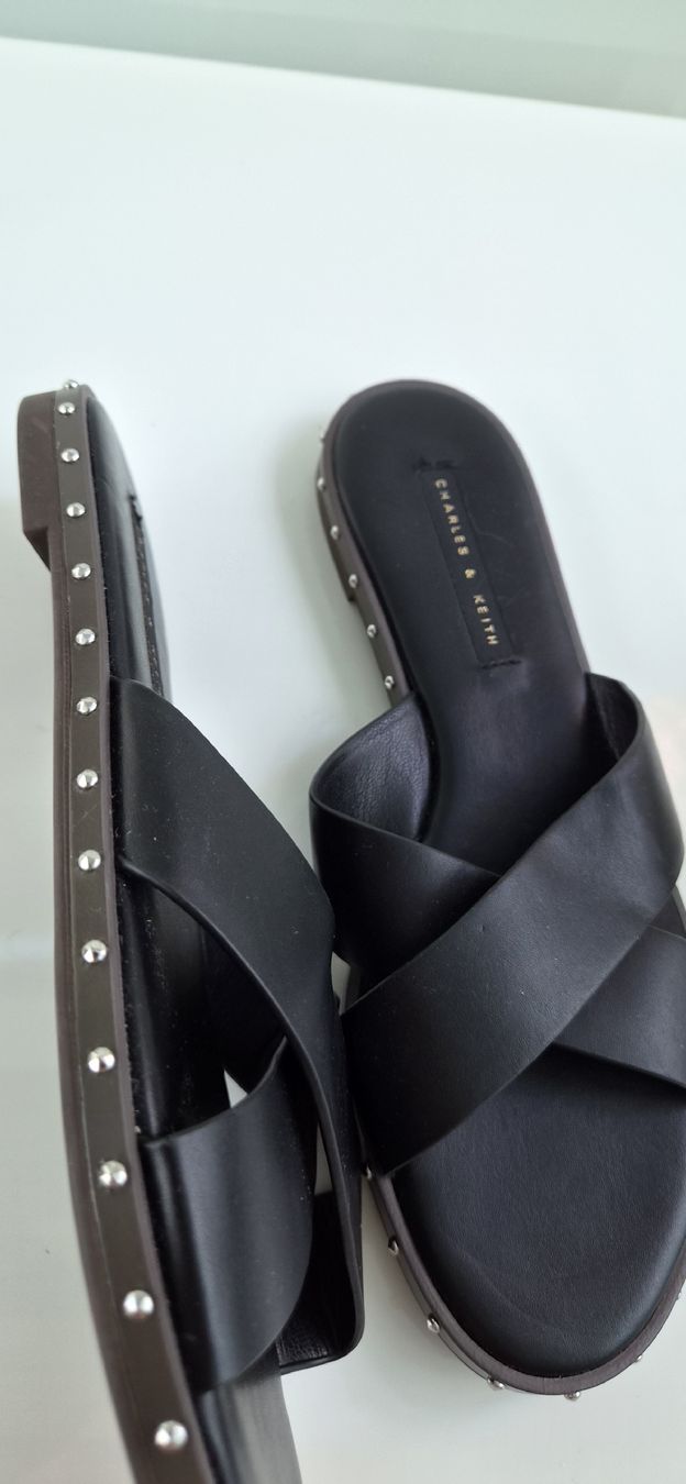 Scarpe da donna: Schwarze Sandalen Gr. 36 von Charles & Keith – Usato da Rapperswil SG venduto da lemiii 1
