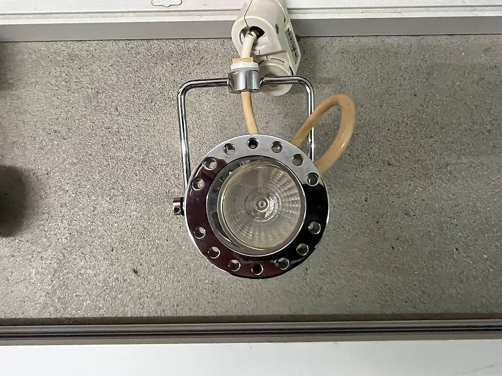 Lampen: Lampenschiene mit 4 Halogen-Spots – Gebraucht aus Ottikon von Urbaum1 4
