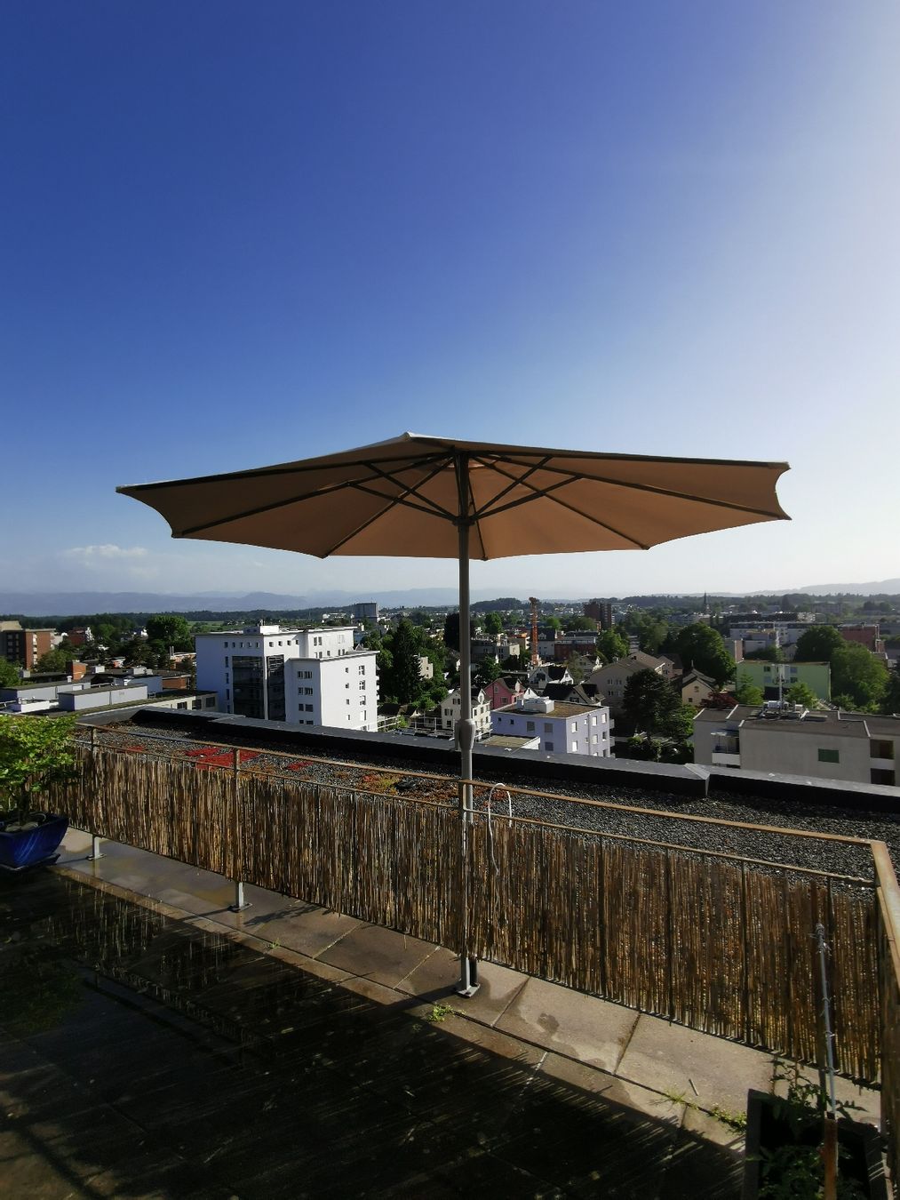 Parasols: Grosser Sonnenschirm für Garten oder Balkon – D'occasion à Wetzikon ZH par Tothart