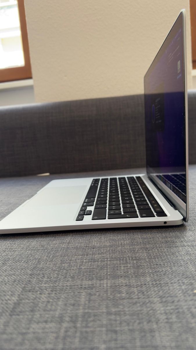 MacBook Pro ( 13-Inch, M2, 2022, 24GB) with TouchPad (Gebraucht