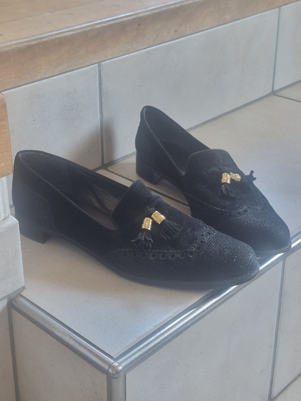 Stuart Weitzman Chaussures femmes: Stuart Weitzmann Loafers Wildleder Gr.40 – D'occasion à Frauenfeld par mel_2gqy