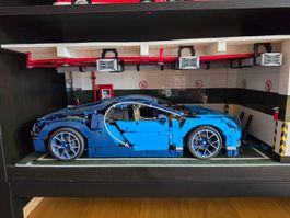 Bugatti mit Garage (Klemmbausteine, nicht Lego)