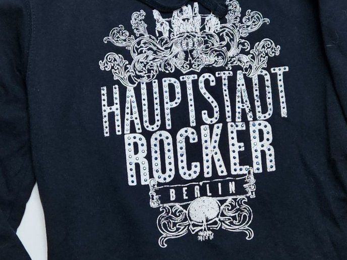 Pullover & Sweatshirts: schwarzer Hoodie "Berlin" – Gebraucht aus Meyriez von Zigzagzug