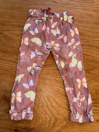 Sommerhose mit Schmetterlingen, Gr. 86/92, Top Zustand