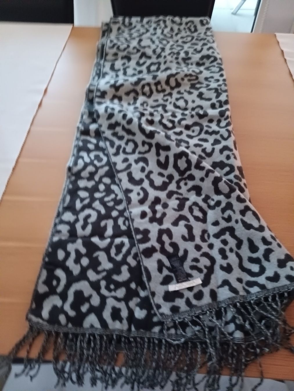 Foulards, Tücher & Schals: Wunderschöner Pieces Schal, grau/schwarz, mit leomuster, Top – Gebraucht aus Stansstad von leoni66 1