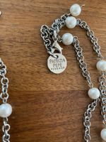 Patrizia Pepe lange silberne Kette mit weißen Kunstperlen