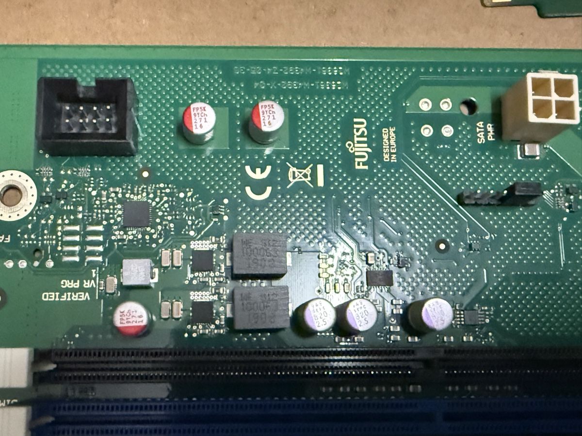 Fujitsu Cartes mère: Fujitsu Mainboard D3488-A3 mit Kuehler und  Frontpanel – D'occasion à Oensingen par aziri123 3