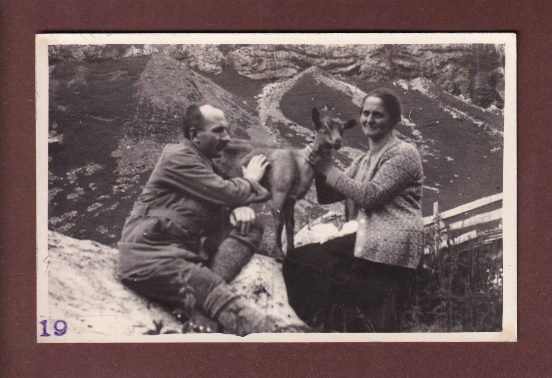 Cartoline postali: Photo - COUPLE avec CHEVRE – Usato da Pully venduto da nicecards-shop