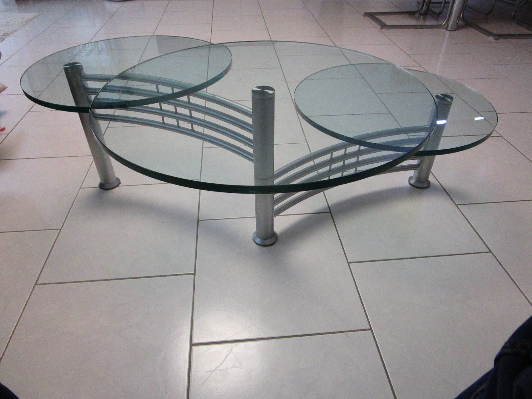 Tavoli: Moderner Glas-Couchtisch / Designertisch mit 3 Ebenen – Usato da Kollbrunn venduto da Lapce 2