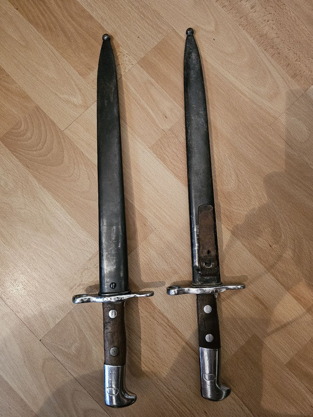 Schweizer Armee Armi bianche: ​2 Schweizer Bajonette Modell 1918 mit Scheide – Usato da Seuzach venduto da hwulf 1