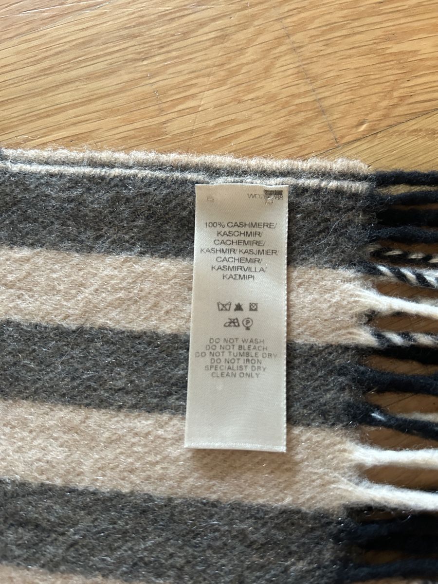 Burberry Foulard & Sciarpe: Burberry Kaschmir Schal – Nuovo (secondo la descrizione) da Binningen venduto da san_bcg5 2