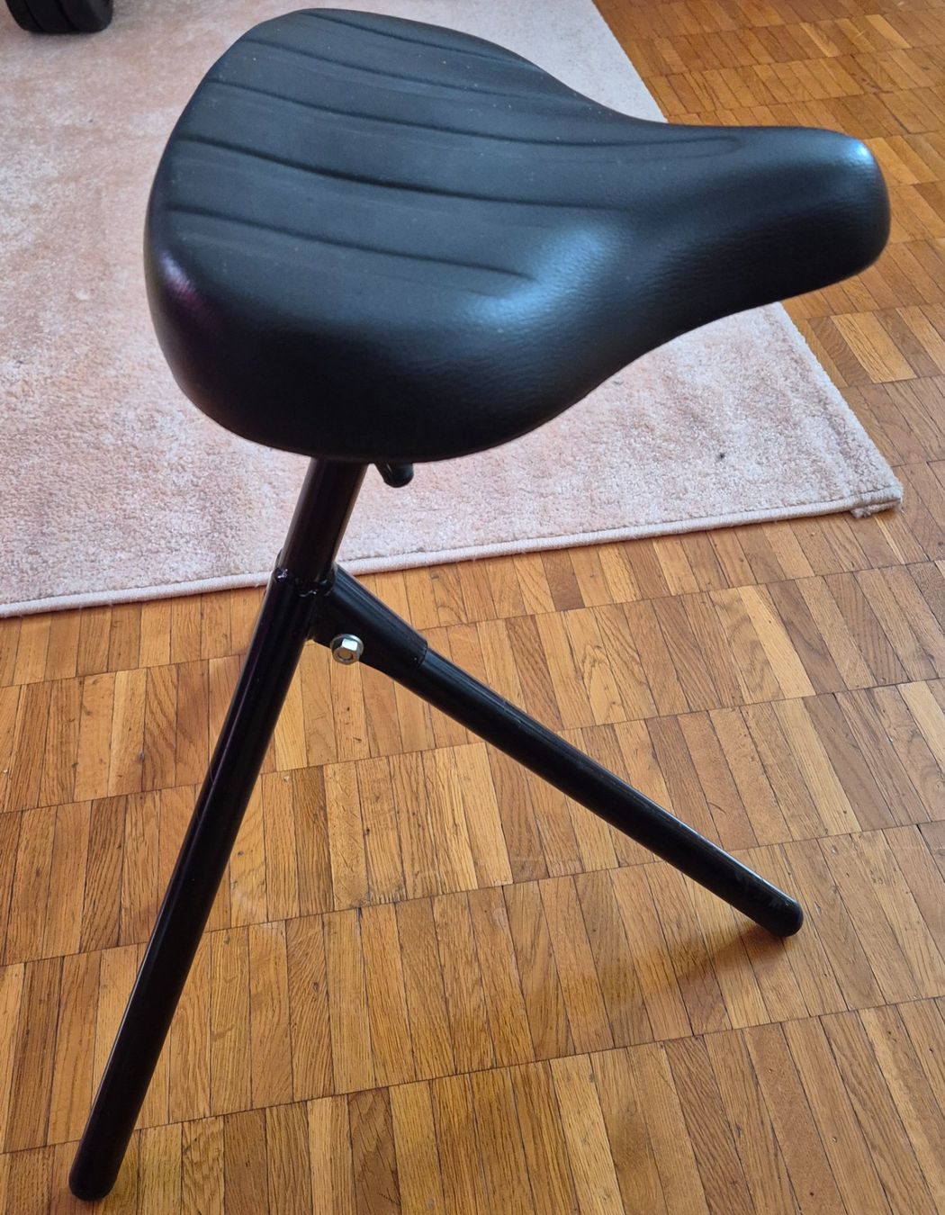 Sgabelli: Tabouret design pliable avec selle de velo – Usato da Monthey venduto da McAuthor 4