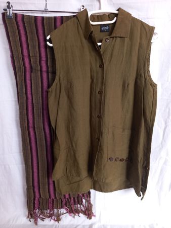 Gilet / Débardeur kaki en viscose et écharpe rayée