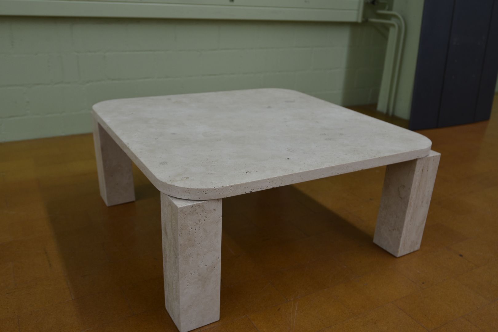 Tavoli: Designer Couchtisch Modell Atlas Travertin von New Works – Usato da Lichtensteig venduto da Polsterwerk 6