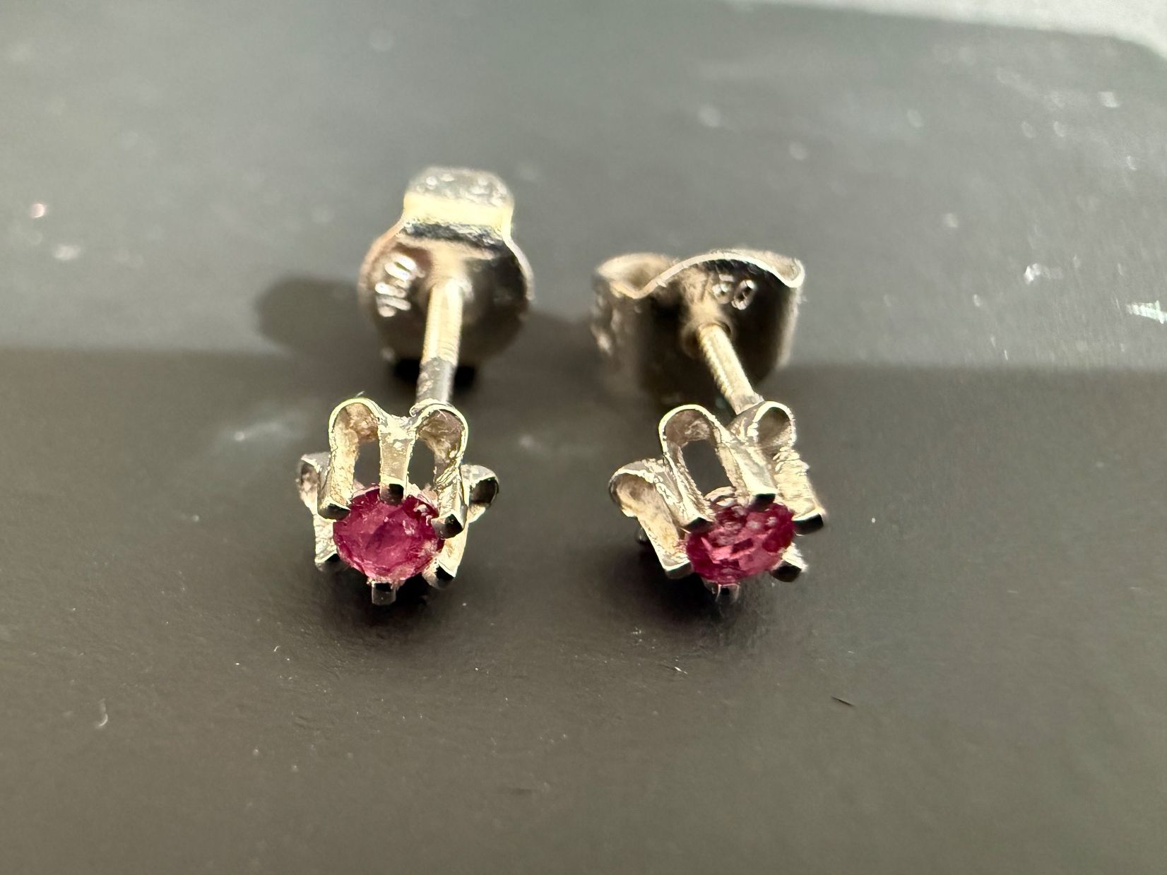 Orecchini pendenti & Orecchini a lobo: Weissgold Ohrstecker mit Rubinen 750, 18K – Usato da Spiegel b. Bern venduto da Rogger72