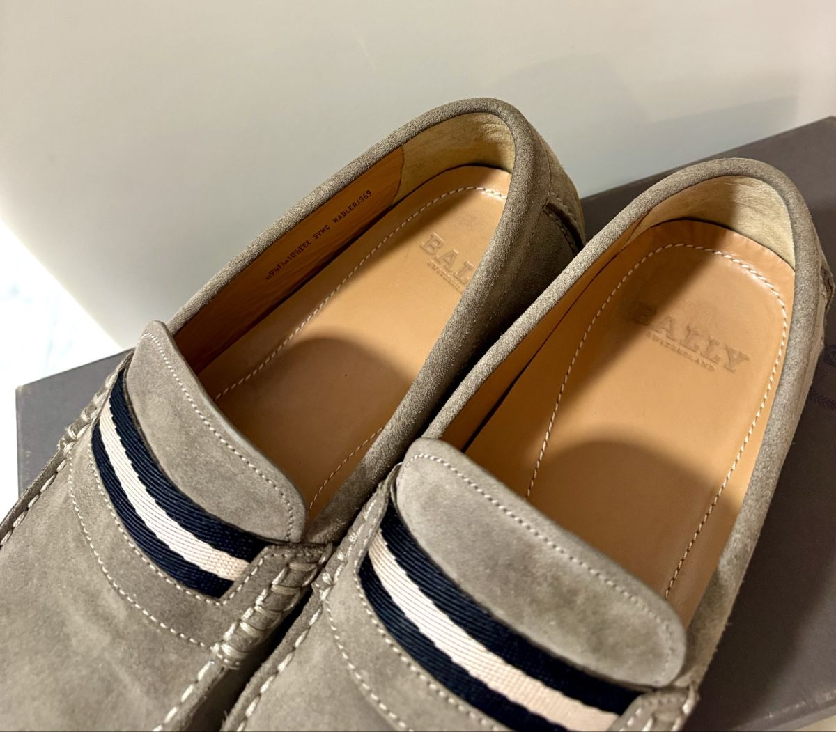 Bally Chaussures hommes: Herren Slipper Bally Wabler Wildleder grau Grösse 43.5 – D'occasion à Erlenbach ZH par msa_x26y 2