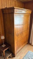 Antiker Biedermeier-Schrank aus Nussbaum-Wurzelholz