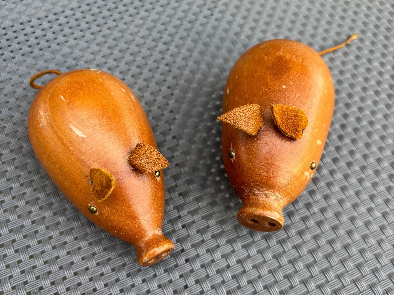 Statuette: Two wooden mid-century pigs – Usato da Steinhausen venduto da ChromeVintage