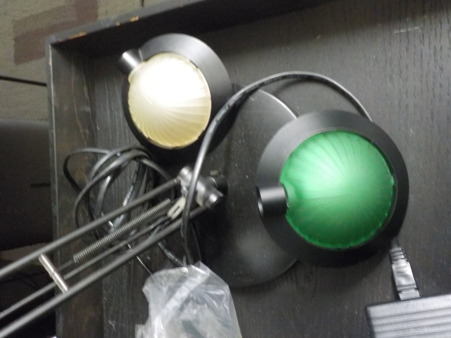 Lampade: Tischlampe mit weissem und/oder grünem Glas – Usato da Muri b. Bern venduto da Silbervenus 2