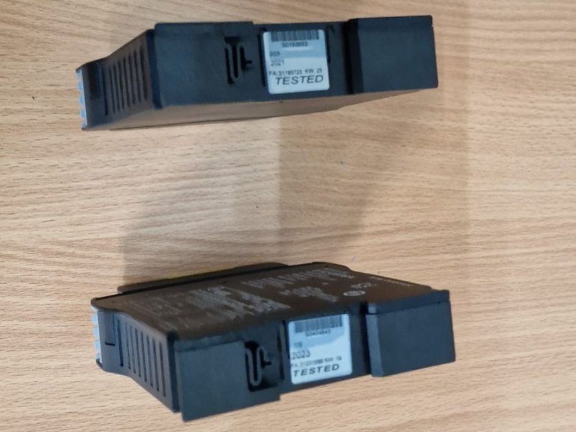 Componenti elettronici: 2x Schmersal AES1337 24V Sicherheitsrelais – Usato da Chur venduto da shop.chur 3