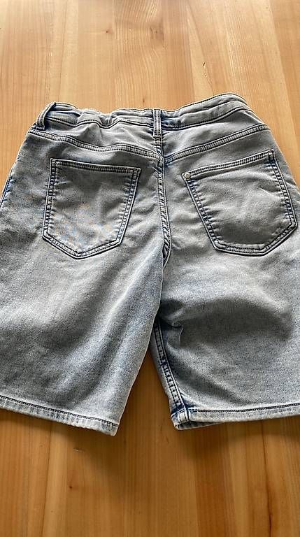 Pantaloni: Jeans Shorts neuwertig hellblau  – Usato da Frauenkappelen venduto da ann_65rk 1