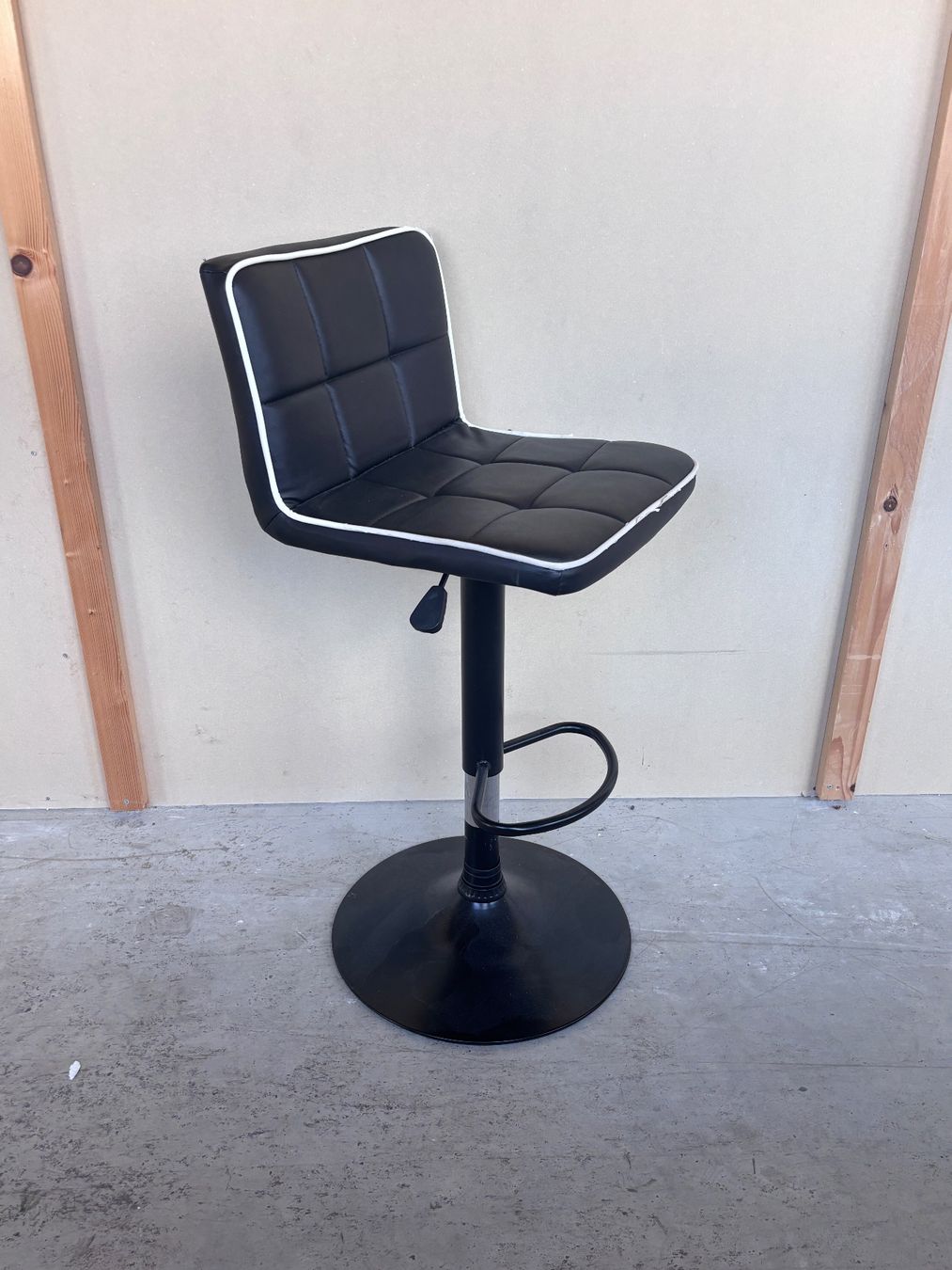 Set de table et chaises: Lot table haute + 4 chaises de bar – D'occasion à Villars-sur-Glâne par cla_w5s7 5