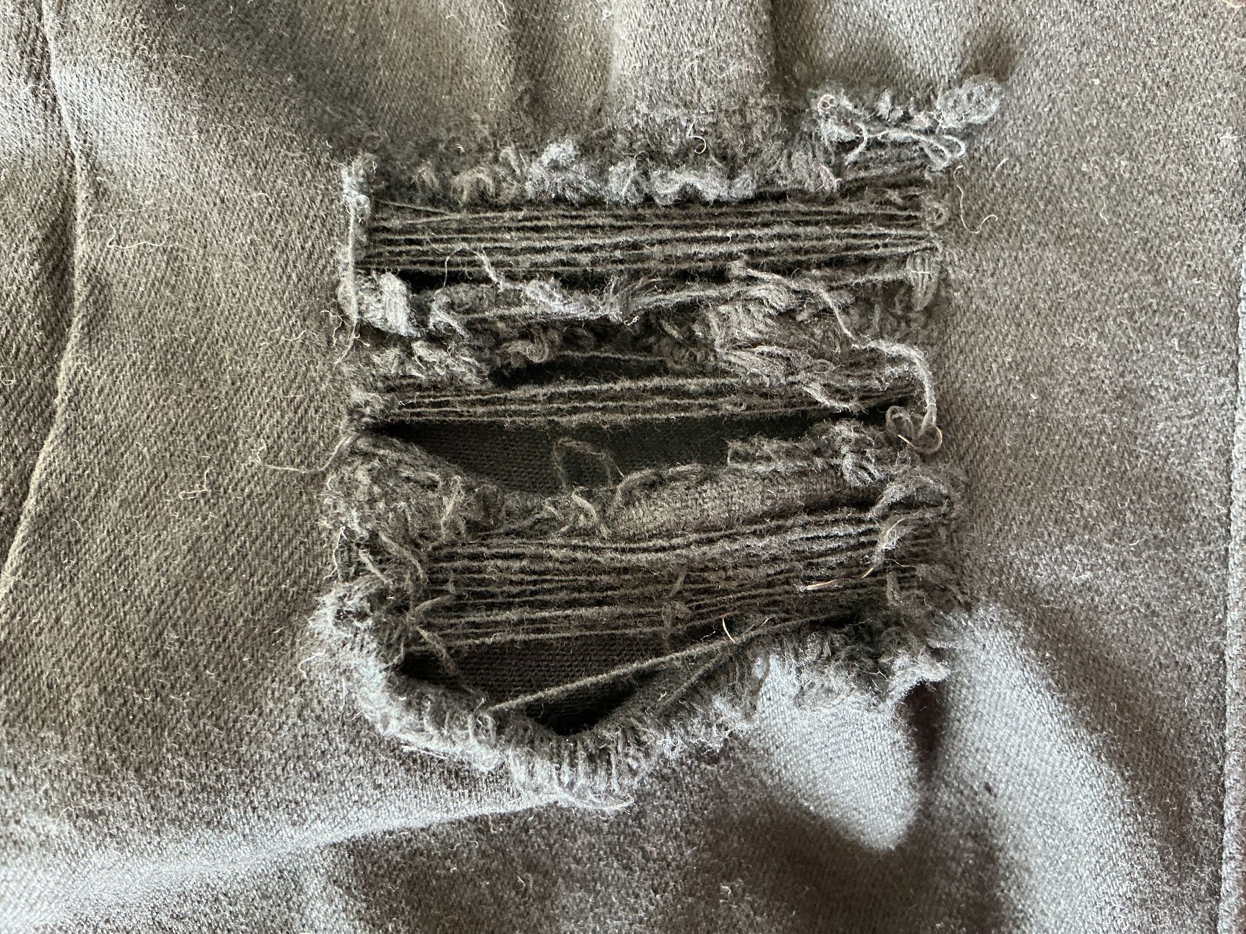 Killstar Lotti di vestiti: Jeans von DR.DENIMJEANSMAKERS UND KILLSTAR-PULLI – Usato da Triesen venduto da boston7 2