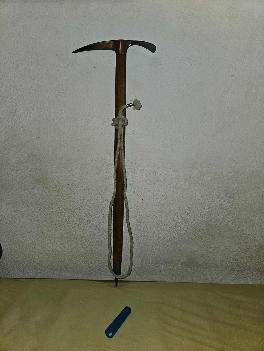 Attrezzatura da arrampicata: Bhend Grindelwald Eispickel 80cm – Usato da Basel venduto da FirstClass4000