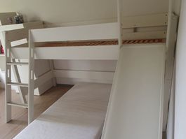 Paidi Spielbett mit Rutsche und schräger Griffleiter