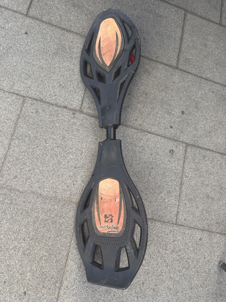 Skateboards: Waveboard Wave Board mit roten Rollen  – Usato da Wil SG venduto da Wizard5