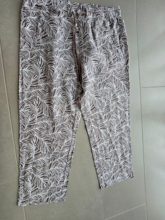 Sommerliche Dreiviertelhose mit Blättermuster, Gr. M