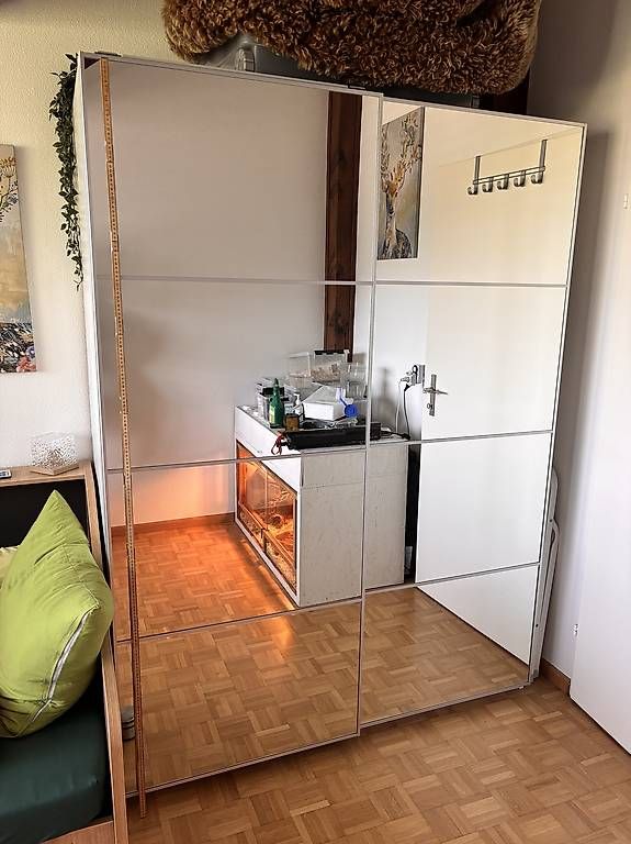 Schränke: Kleiderschrank, Schrank – Gebraucht aus Bubendorf von Crocusvernus