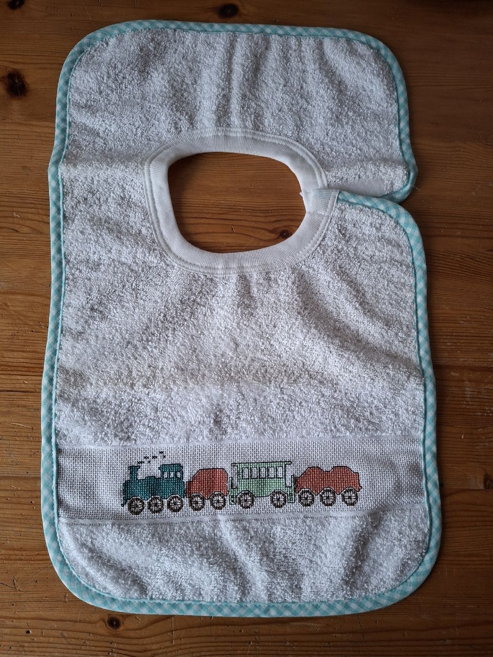 Repas pour bébés: bavette brodée – Neuf avec emballage d'origine à Cournillens par masoeur