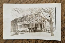 unbek. Haus m. Personengruppe, wahrscheinlich Ostschweiz