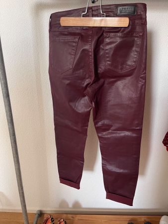 Weinrote Damenjeans in Lederoptik, Gr. 36, Slim Fit