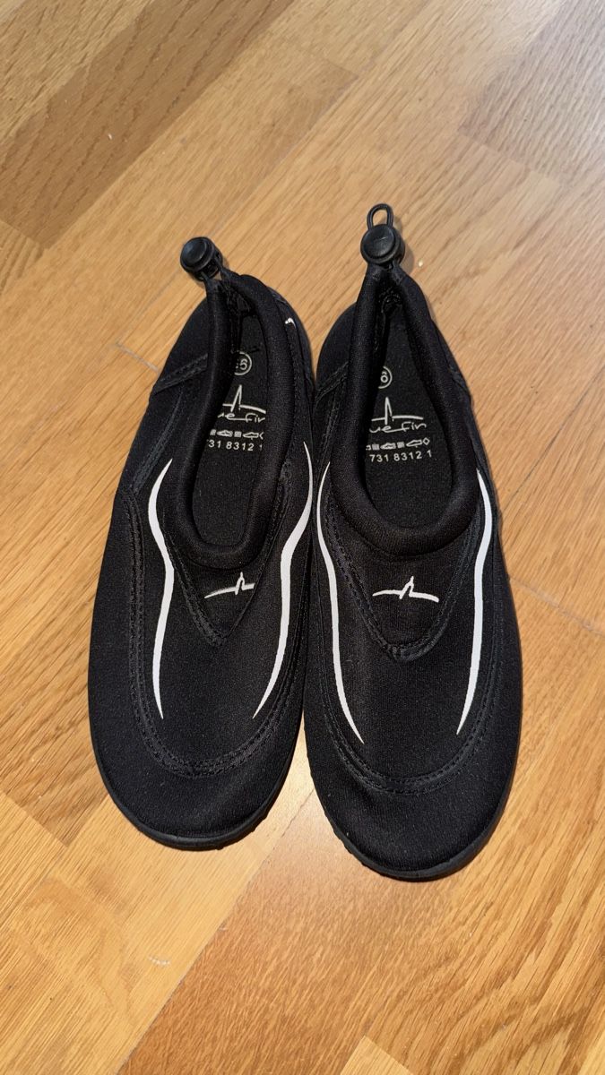 Scarpe per ragazzi: Badeschuhe, neuwertig! 36 – Usato da Gümligen venduto da morticiaaddams