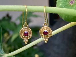 Ohrringe Gold (22k und18K) mit Rubinen und Granulationen