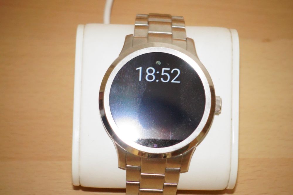 Fossil smartwatch model clearance dw1