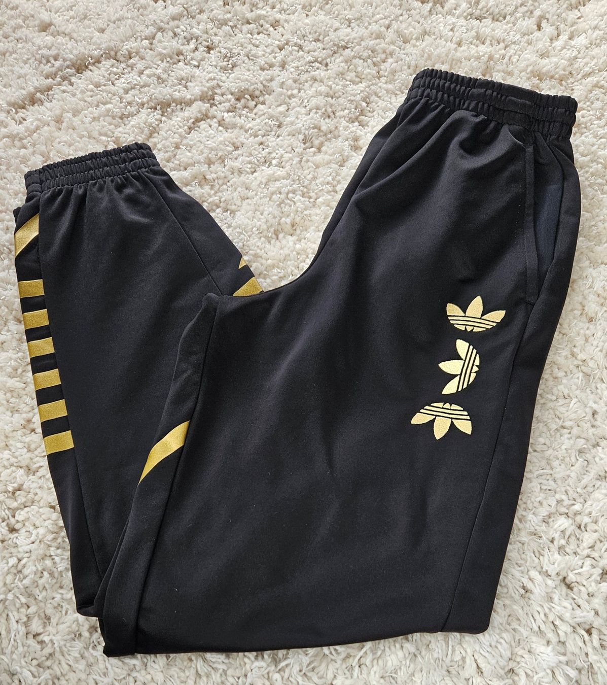 Adidas Pantaloni: Adidas Jogginghose, schwarz/gold, Gr. S – Usato da Hettlingen venduto da Leaena279