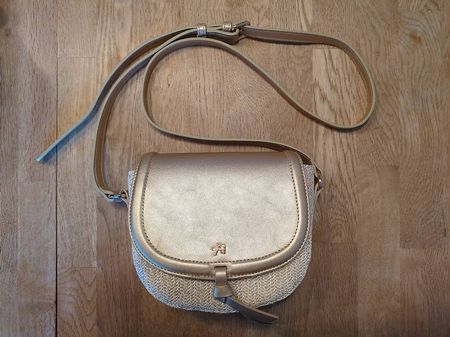 Neuwertige Tasche zum Umhängen in Gold und Textiloptik