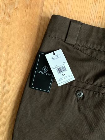 Neue Chino Hose von Volcom, dunkelbraun, Grösse 28