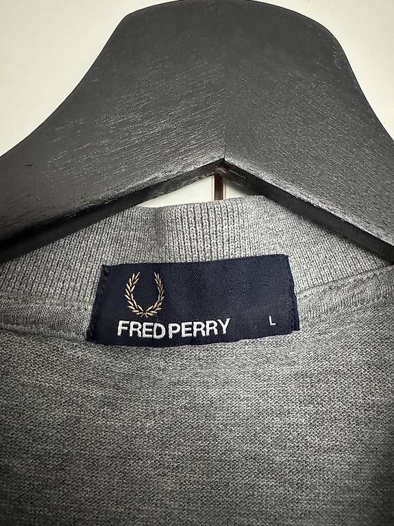 Magliette Polo: Fred Perry Polo Shirt (grau) – Usato da Rothrist venduto da Baggio19 2