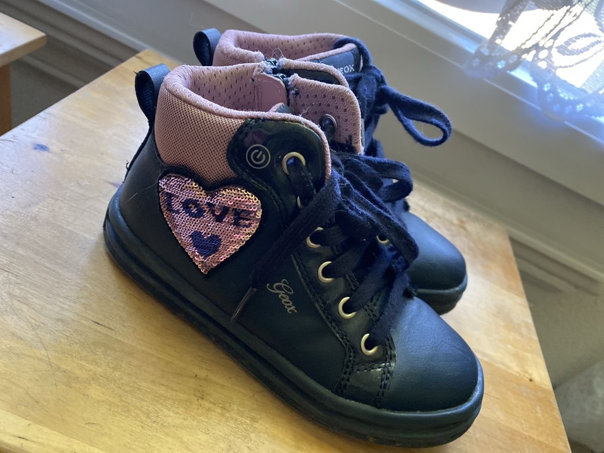 Geox Schuhe für Jungen: Geox Mädchen Sneaker Gr. 29, Dunkelblau Pink – Gebraucht aus Schüpfen von Linaco 1