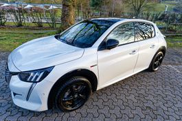 Peugeot e-208 GT | 05/21 | Perlmutweiss | 50’000 km | ab MFK