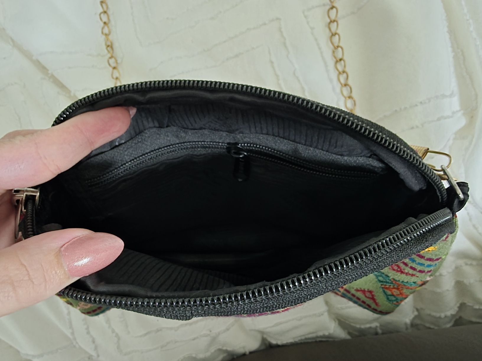 Taschen für Damen: Small Shoulder Bag with Geometric Pattern and Chain – Gebraucht aus Hombrechtikon von moonwaterqueen 1