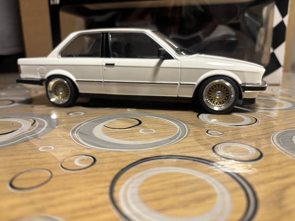 Voitures modèles: Modellino BMW E30 323i 1/18 – D'occasion à Lodrino par angeloige 1