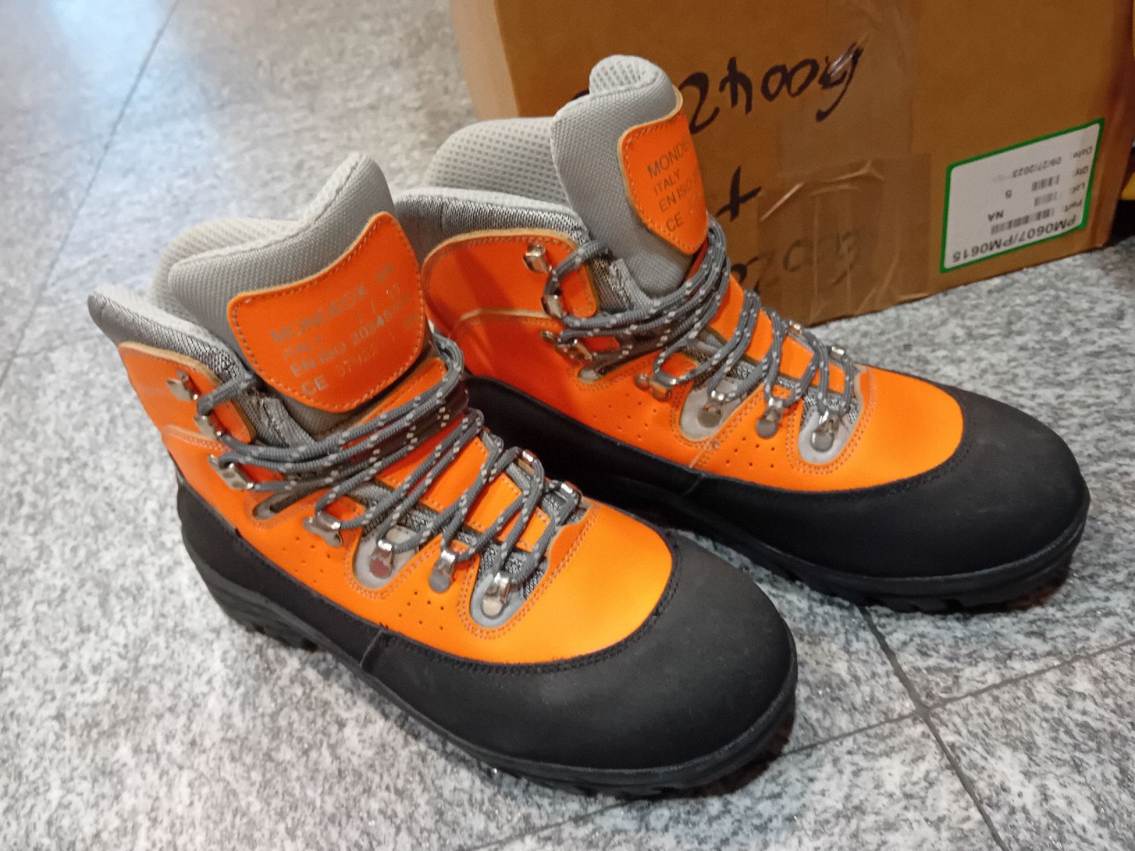 Scarpe da uomo: BORMIO scarpone antinfortunistica 43 – Usato da Biasca venduto da Old_6blh