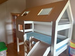 Lit maison enfant avec toboggan blanc bon état