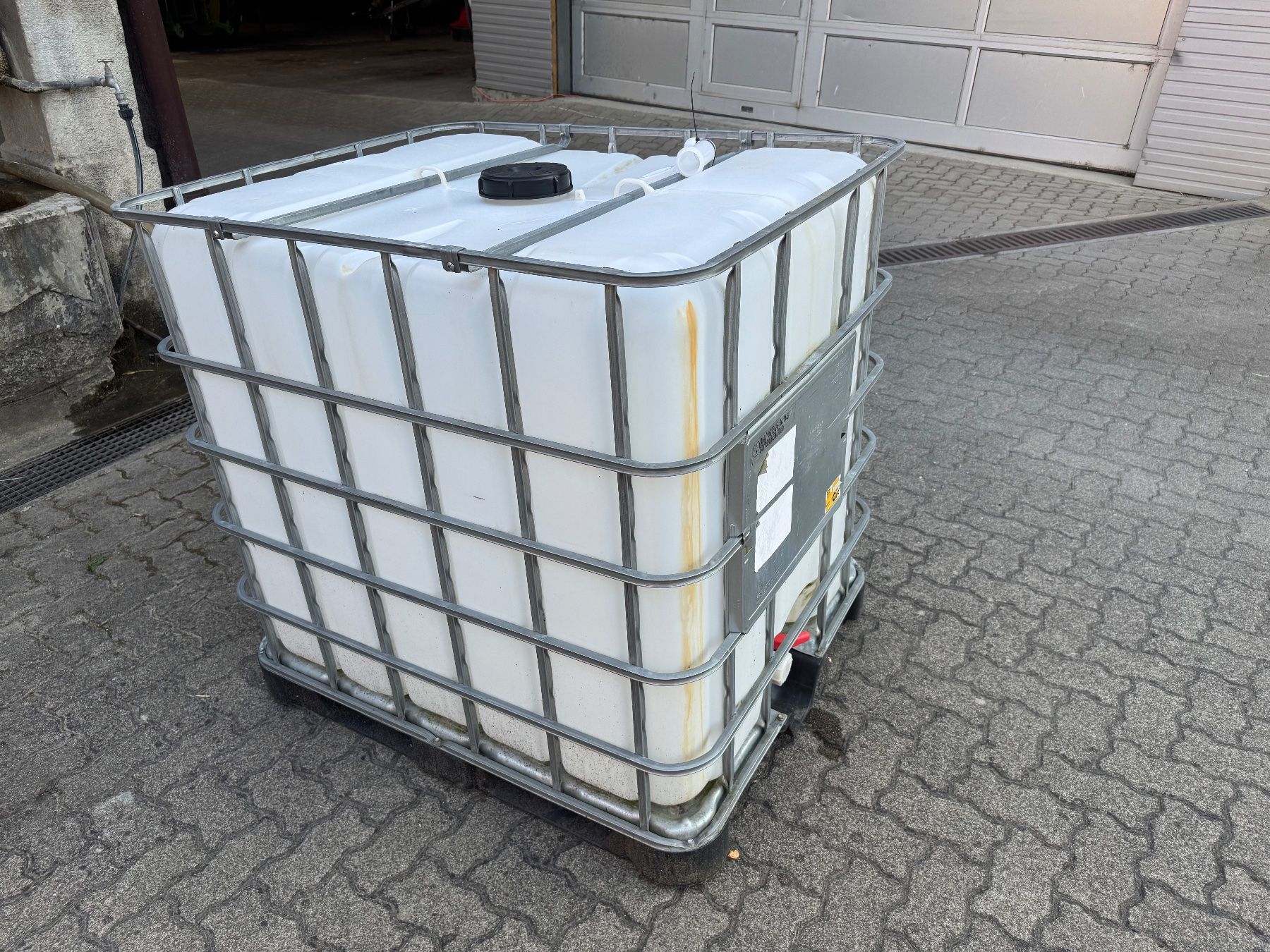 Abbeveratoi e trogoli: IBC Container 1000L gebraucht mit Hahn und Deckel – Usato da Dotzigen venduto da JD73 3
