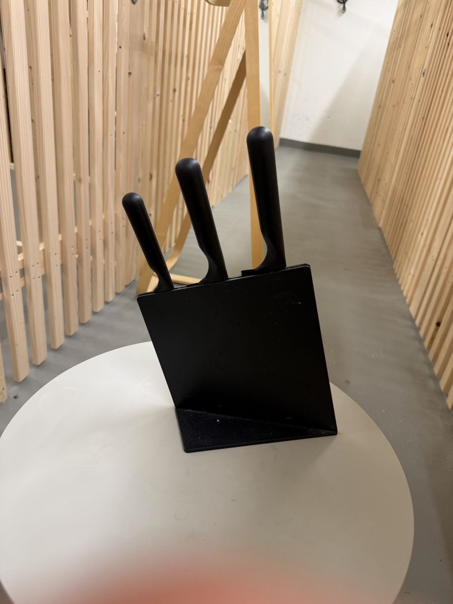 Ikea Couteaux: IKEA Messerset, 3 Messer mit Block, schwarz – D'occasion à Basel par rqmon 1